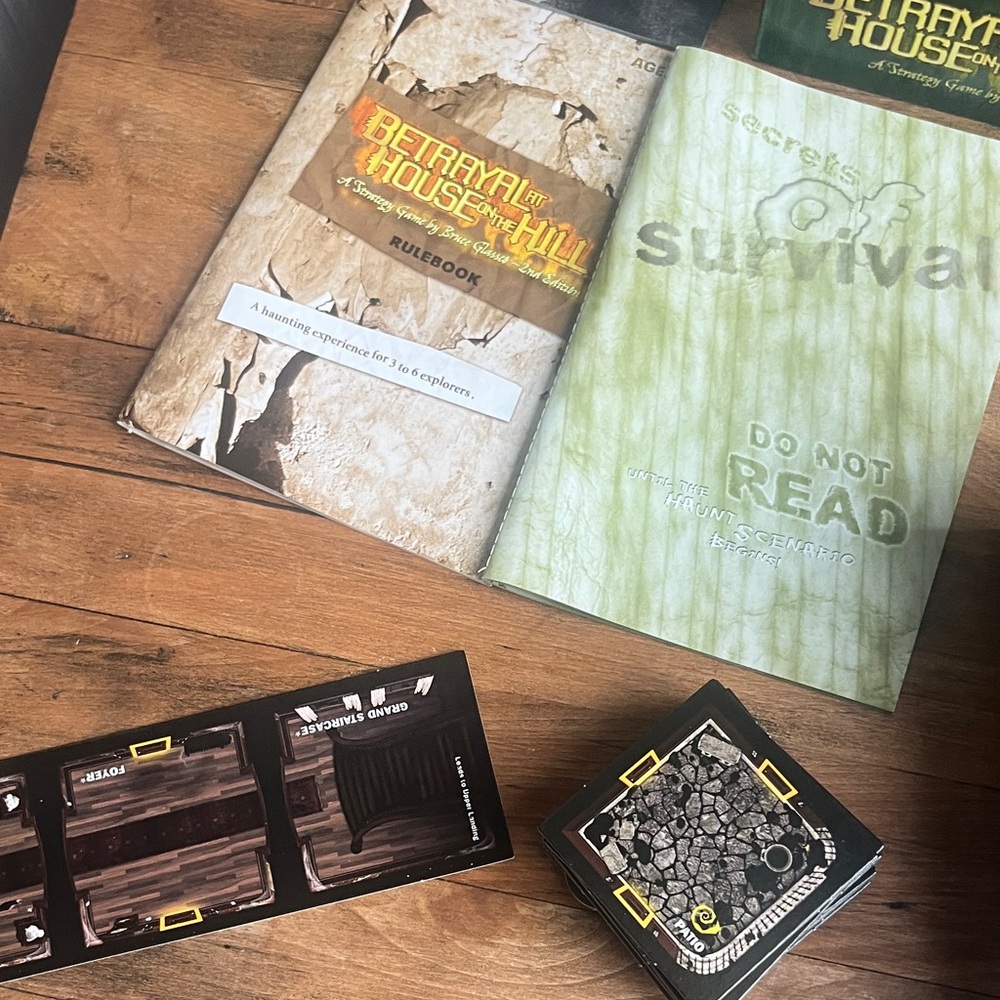 Betrayal at House on the Hill Board Game - Green and Yellow 2nd Edition - Picture 3 of 4